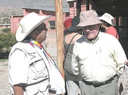 Pedro conversando con Vitillo Ábalos (Humahuaca, Jujuy)
