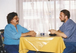Raúl Vigini entrevistando a Ramón Ayala en Cosquín 2000 (Foto: Ricardo Acebal)