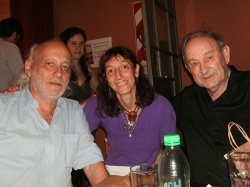 Adriana Lubiz con dos de los firmantes de comentarios en su libro: Ricardo Luis Acebal y José María Cornide. 
