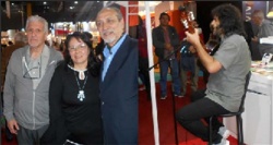 Derly Prada, Zulma Olmedo y Nahuel Santana y a la derecha José Ceña aportando música y canto (Fotos: Ricardo Luis Acebal)