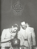 Evita le pone la firma a la pelota, con Perón de privilegiado testigo. Los juegos comenzaron en 1948 con un torneo de fútbol que incluyó a la Capital y al Gran Buenos Aires, y al año siguiente se convirtieron en los Juegos Nacionales Evita.