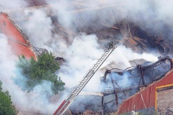 En el incendio de Iron Mountain murieron ocho bomberos y dos rescatistas por el derrumbe de una pared. (Imagen: Télam)