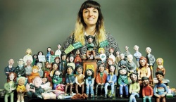 Mariana Ardanaz: 120 figuras de plastilina y 34 maquetas para contar una historia real ocurrida en julio de 2006 en Guernica, Provincia de Buenos Aires.