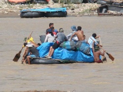  Las inundaciones obligan a los pobladores a buscar refugio con sus pertenencias a bordo de una peligrosa embarcación llamada "gomón".