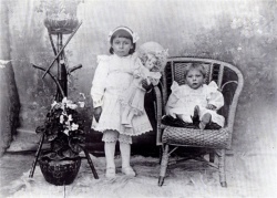 Josefa Sánchez (con su muñeca), criada por el poeta galés Meudwy. Foto tomada en Gaiman en 1910.