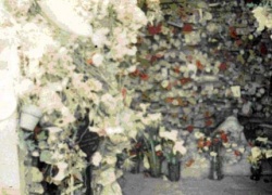 Figura 1. Imagen de Difunta Correa en el cerrito de Vallecito, localidad de Caucete, provincia de San Juan. De entre las ofrendas florales se percibe la pierna flexionada; viste falda celeste y blusa blanca. Foto cortesía de María Luisa Gamallo, 1966.