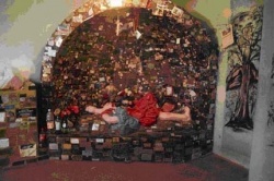Figura 3. Primera imagen de DC en el cerrito de San Juan, correspondiente a la figura 1. Viste vestido rojo luego de la restauración llevada a cabo c.2005. Tiene la pierna izquierda semiflexionada; es el tipo A de la clasificación realizada por Gentile, Sousa & Pintado 2008. Foto de HPC, octubre de 2008.
