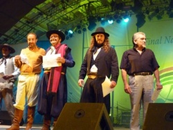 Carlos Arancibia -primero de derecha a izquierda- en el escenario del Festival de Baradero (Pcia.Bs.As.)