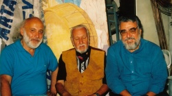 Sampayo en el centro.  A su izquierda el zurdo Martínez y a su derecha el autor de esta nota, unos minutos antes de comenzar un recital en ATE Buenos Aires en diciembre de 2003, organizado y presentado por el investigador uruguayo Schubert Flores.
