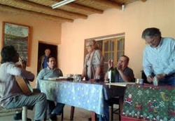 Gaspar atronando con su guitarra, Semorile, Tejada, Hebe, Hidalgo y Casas. 