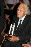 Don Félix Coluccio recibiendo un reconocimiento por su vasta tarea de folklorólogo