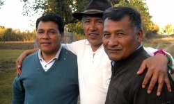 Los hermanos Juan y Anastacio junto a Bernabé Montellanos, quien compuso la música original del documental.