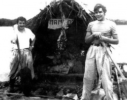Ernesto Guevara y Alberto Granado arriba del Mambo-Tango en el río Amazonas en junio de 1952