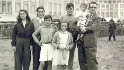 Ernesto, sus padres y sus hermanos en Mar del Plata, 1945