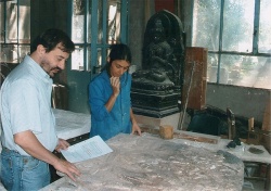 El autor junto a la profesora Marisa Coniglio, observando un fragmento de yeso perteneciente a la réplica de una estela de Monte Albán, en el taller de restauración del Museo Universitario de Arte Ernesto de la Cárcova.