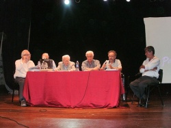 Osvaldo Mondelo (micrófono en mano) presentando su libro "Tehuelches-danza con fotos" ante el Congreso de Historia de la Fotografía realizado en Chascomús, Provincia de Buenos Aires, el 24 de octubre de 2014.