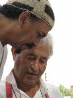 Dos maestros consultan