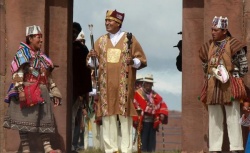 Evo Morales: Rito aymara en Tiahuanaco, iniciando su tercer período como presidente. 