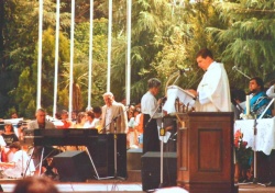 Misa en el escenario del Festival de Cosquín 1986 (domingo de cierre al mediodía) con el maestro Ariel Ramírez al piano, Domingo Cura a su lado en percusión, la directora del coro, el sacerdote oficiante y Zamba Quipildor cantor solista.