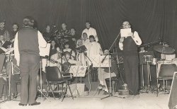 Hamlet Lima Quintana en el escenario del Teatro Coliseo Podestá de la Ciudad de La Plata con parte del coro y orquesta, estrenando su obra "La Pampa Verde" el 9 de junio de 1985