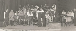Hamlet Lima Quintana y todo el elenco el 9/6/85 pidiendo un aplauso para el compositor de "La Pampa Verde", el pianista Oscar Alem (primero desde la izquierda)