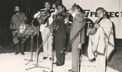 Sixto Palavecino y sus músicos acompañantes en el escenario del Festival de Cosquín 1985