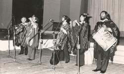 Jaime Torres y su gente en el escenario del Festival de Cosquín 1985