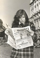 Ojeando un ejemplar de "Tiempo Argentino" (1985) en Corrientes y Bouchard, Buenos Aires