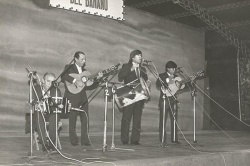 El Chango Nieto y sus músicos en el escenario del "Festival del Banano" 1986, en Clorinda, Provincia de Formosa
