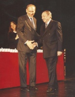 El Sr. Osejevich felicita al escritor jujeño Héctor Tizón por haber sido premiado con el "Kónex" 2004