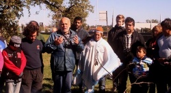 Ricardo Luis Acebal se dirige a los celebrantes. A su derecha escucha Martín Farina (Colectivo Todos por Laguna de Rocha) y a su izquierda hacen lo propio Guarumba y Tony Reyes León, más niños y jóvenes concurrentes.