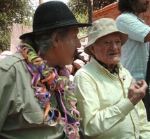 Vitillo dialogando con el folklorista Angel Hechenleitner en Humahuaca (Jujuy) durante la realización del "Tantanakuy" del año 2010