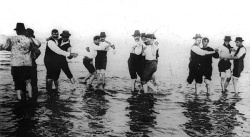 Varias parejas de hombres bailan el tango en el Río de la Plata. El baile entre hombres y la inversión de roles, fue una característica del tango desde sus inicios, lo que ha dado lugar a opiniones diversas sobre las razones.
