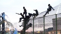 Africanos saltando hacia territorio europeo ¿Hacia su liberación? ¿Hacia su dignificación como humanos? ¿o hacia "el mismo perro con distinto collar"?