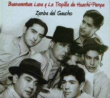 Uno de los CD de Don Buena. La foto de su tapa, de Annemarie Heinrich, lo muestra en el centro, rodeado de su "Tropilla de Huachi Pampa"