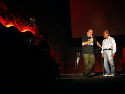 El director de cine Jorge Falcone presentando a una de las voces protagónicas de Hombre bebiendo luz: Alejandro Gallegos Quispe