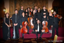 Los integrantes de la Orquesta "Música Nueva", su director Hagman y el charanguista Faes Micheloud