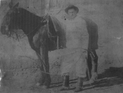 Don Carlos Hechenleitner en Maquinchao, año 1910 (foto de archivo del autor de esta nota)