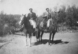 Hermanos Hechenleitner en Carrilauquén Chico, año 1940 (foto de archivo del autor de esta nota)