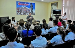 Los alumnos del preuniversitario Capitán Roberto Rodríguez asistieron a la presentación del documental, que les permitió conocer las vivencias de uno de los mejores amigos del Che.   (Foto: Yariel Valdés González)