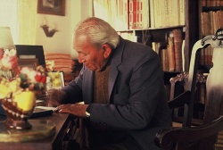 El poeta jujeño Domingo Zerpa escribiendo una carta a un amigo... (¿Leopoldo Abán quizá?)