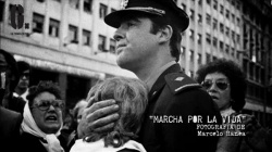 La verdadera personalidad del "tierno" policía que ofreció su pecho a una Madre de Plaza de Mayo.