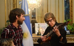 Teresa Parodi (Ministra de Cultura de la Nación) prueba el sonido del charango realizado por Mario Delledone ante su atenta mirada. Fue premiado por la UNESCO como Excelencia Artesanal 2014