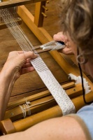 Lilia Breyter tejiendo con hilos de plata. Premio Excelencia 2014