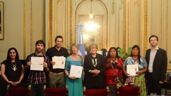 Excelencia Artesanal 2014. De izquierda a derecha: Roxana Amarilla (MATRA)-Mario Delledone-Jerónimo Coll-Lilia Breyter-Teresa Parodi (Ministra de Cultura de la Nación)- dos tejedoras wichí; la que muestra el diploma es Ester Solano y Sebastián Schonfeld (Secretario de Gestión Cultural)
