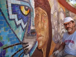 Fernando Calzoni junto a uno de sus murales (Virasoro, Provincia de Corrientes)