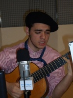 Lautaro Barjacoba, un domingo antes de ir a la Feria de Mataderos tocando en Radio Nacional Folklórica.