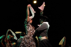 El Conjunto de Danzas dirigido por la profesora María del Carmen Tormo mostrando sus cálidos saberes en el Centro Cultural San Martín.