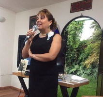 Graciela Almada, locutora, muy destacada voz de Radio Nacional (Argentina) en Puebla, presentando su libro.