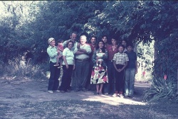 Cacique Marcelino Rosario Namuncurá, su familia y el autor de esta nota. 